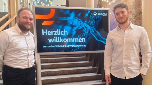 Paul Schütgens (l.) und Tim Linser besuchten im Rahmen der Responsible Finance Academy 2026 die q.beyond-Hauptversammlung. 
