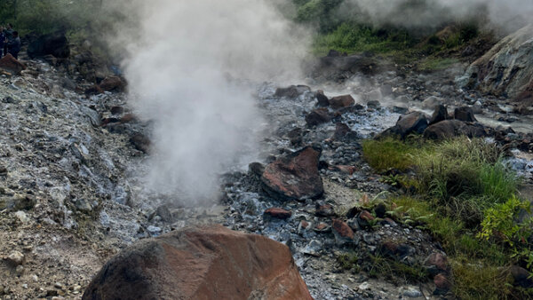 Geothermieprojekt Ulumbu auf der Insel Flores: Im Umfeld der Bohrungen entweichen schädliche Dämpfe.