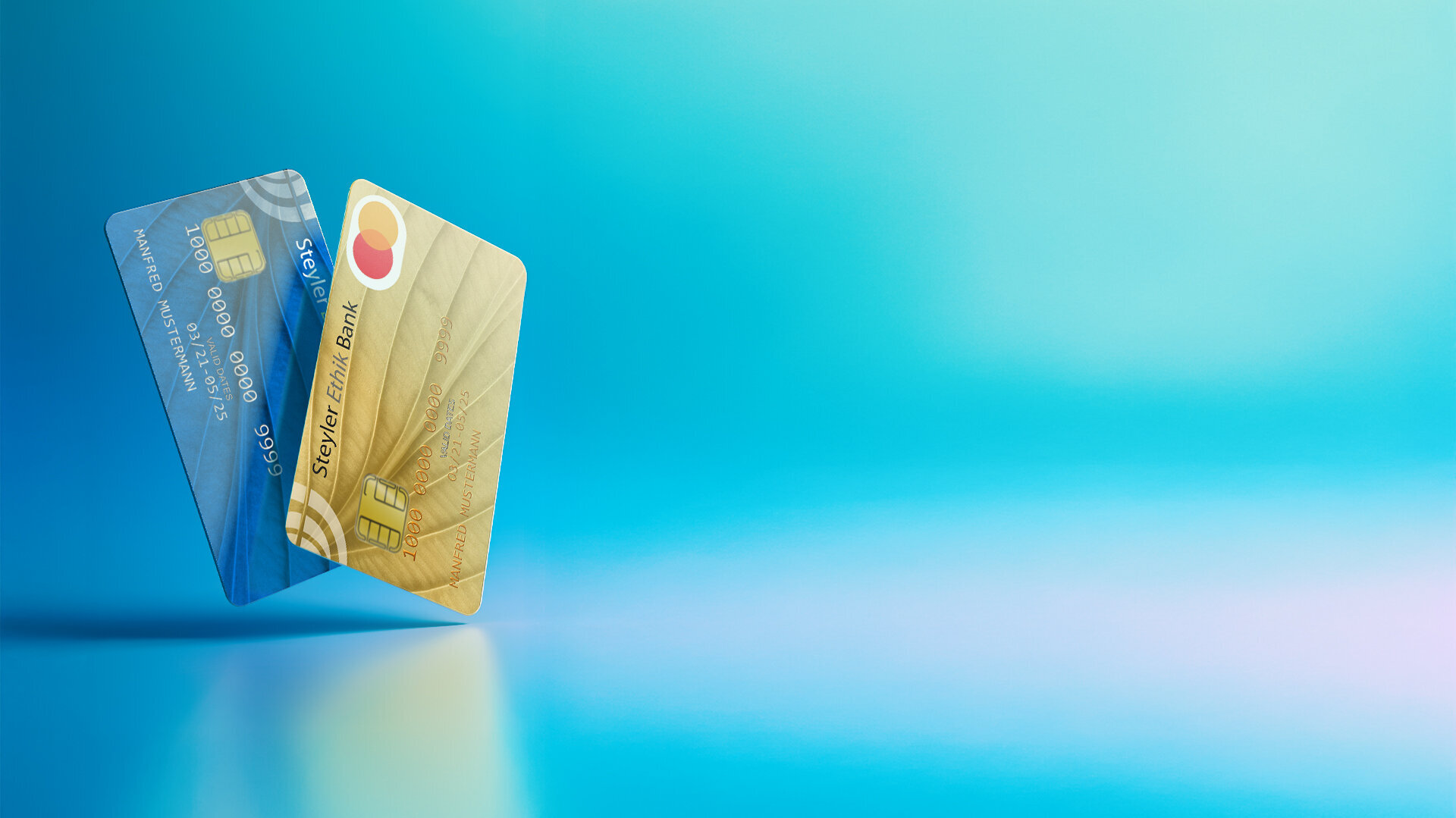 Die Steyler Ethik Bank Gold und Classic Kreditkarte vor blauem Hintergrund.