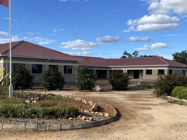 Blick auf den Erweiterungsbau der Steyler Grundschule in Tonota, Botswana.Landes. Blick auf das Schulgebäude.