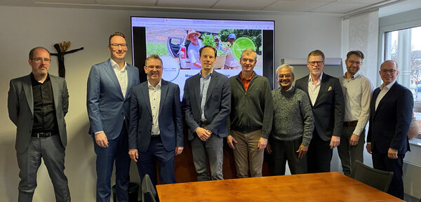 Besuch aus Rom: Die Steyler Missionare Bruder Michael Ertl (l.) und Pater Xavier Thirukudumbam vom Generalrat der Ordensgemeinschaft informierten sich bei Geschäftsführung und Führungskreis der Steyler Ethik Bank über das Profil der Nachhaltigkeitsbank.