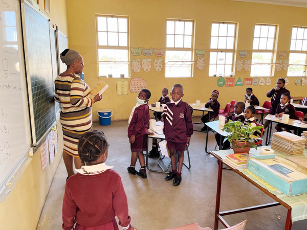 Eine Lehrerin der Steyler Grundschule in Tonota mit Schülern.