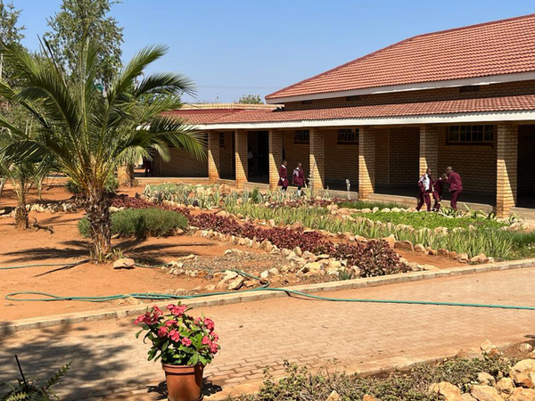 Die Steyler Grundschule in Tonota, Botswana, gehört zu den besten Bildungsreinrichtungen des Landes. Blick auf das Schulgebäude.
