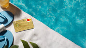 Steyler Gold Kreditkarte am pool mit Flip-Flops