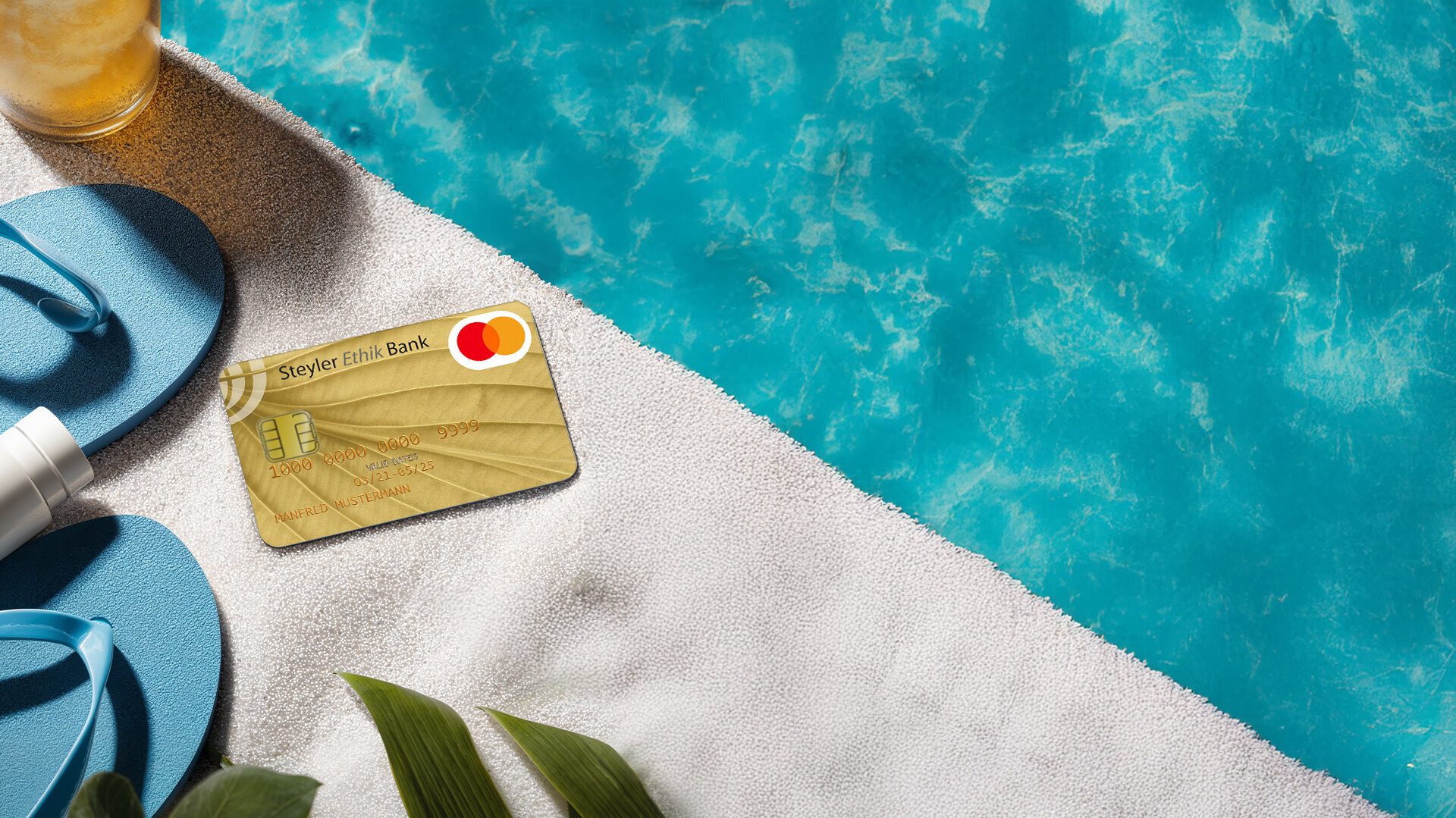 Steyler Gold Kreditkarte am pool mit Flip-Flops