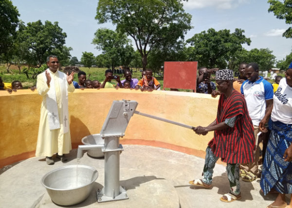 Das Projekt „150 Brunnen für die Welt“ ermöglicht Menschen in aller Welt den sicheren Zugang zu sauberem Trinkwasser. Das Bild zeigt die Einweihung eines Brunnens in Togo, der im Zuge des Projektes gebaut wurde.